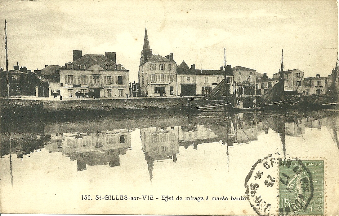 Saint-Gilles-sur-Vie, effet de mirage sur le port à marée haute.