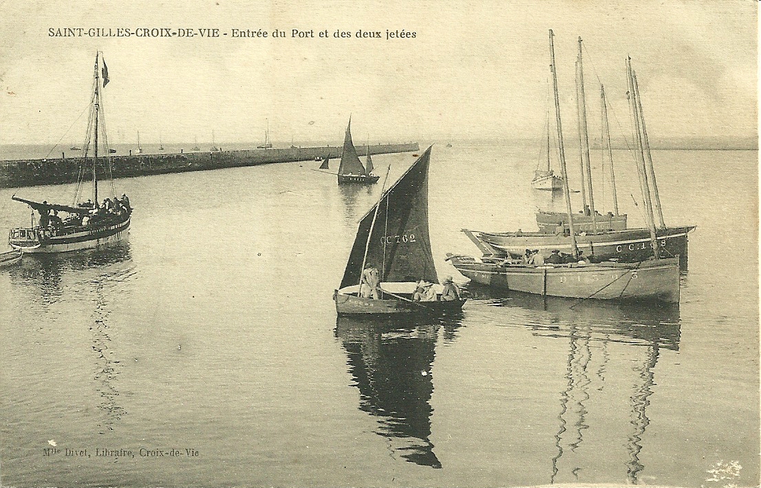 St-Gilles-Croix-de-Vie, entrée du port et des deux jetées.