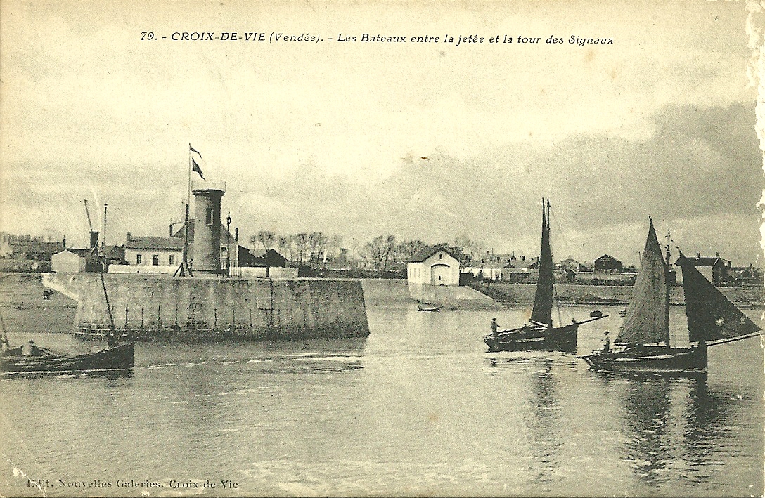 Croix-de-Vie, les bateaux entre la tour et la jetée.