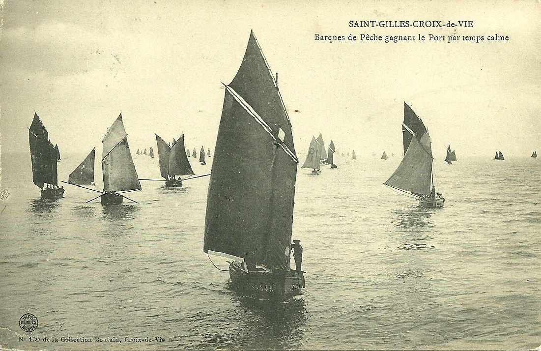 St-Gilles-Croix-de-Vie, barques de pêche gagnant le port.