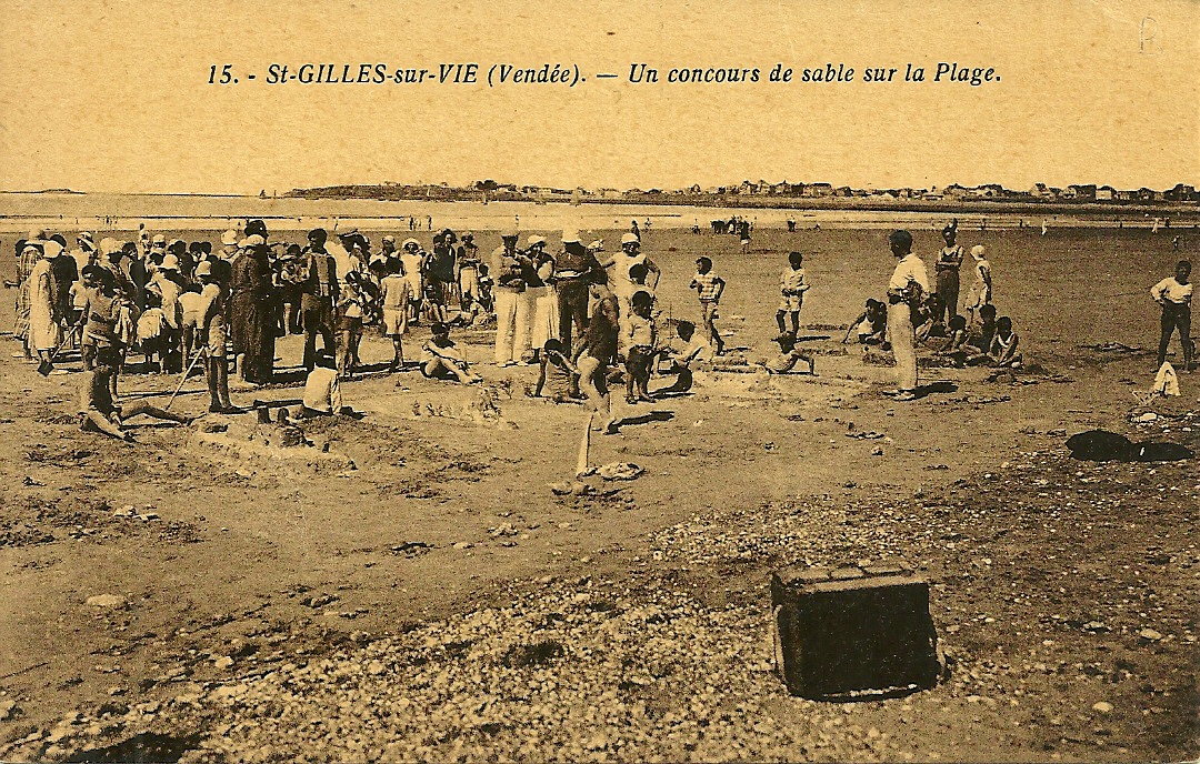 St-Gilles-sur-Vie, un concours de sable sur la plage.