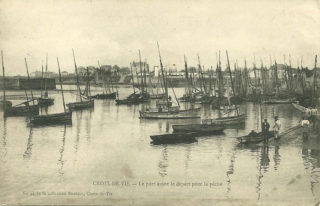 Croix-de-Vie, le port avant le départ pour la pêche.