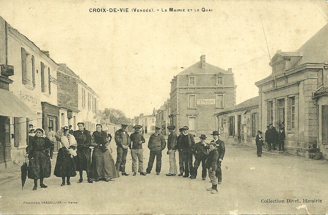 Croix-de-Vie, la mairie et le quai.