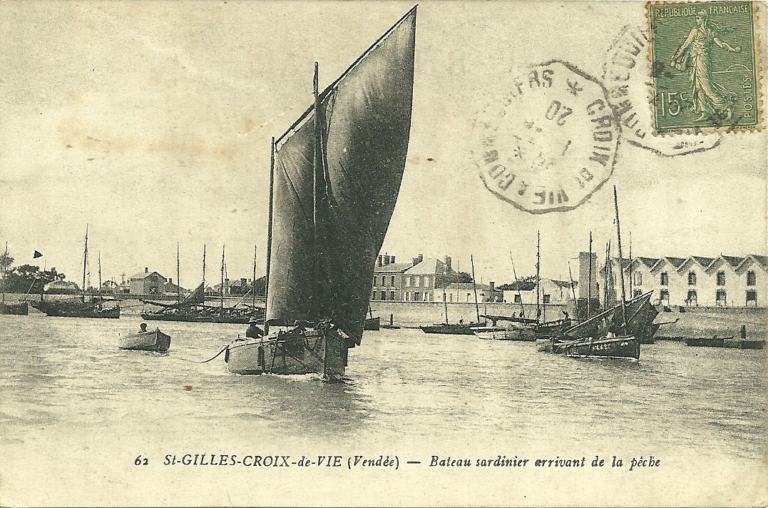 St-Gilles-Croix-de-Vie, bateau sardinier arrivant de la pêche.
