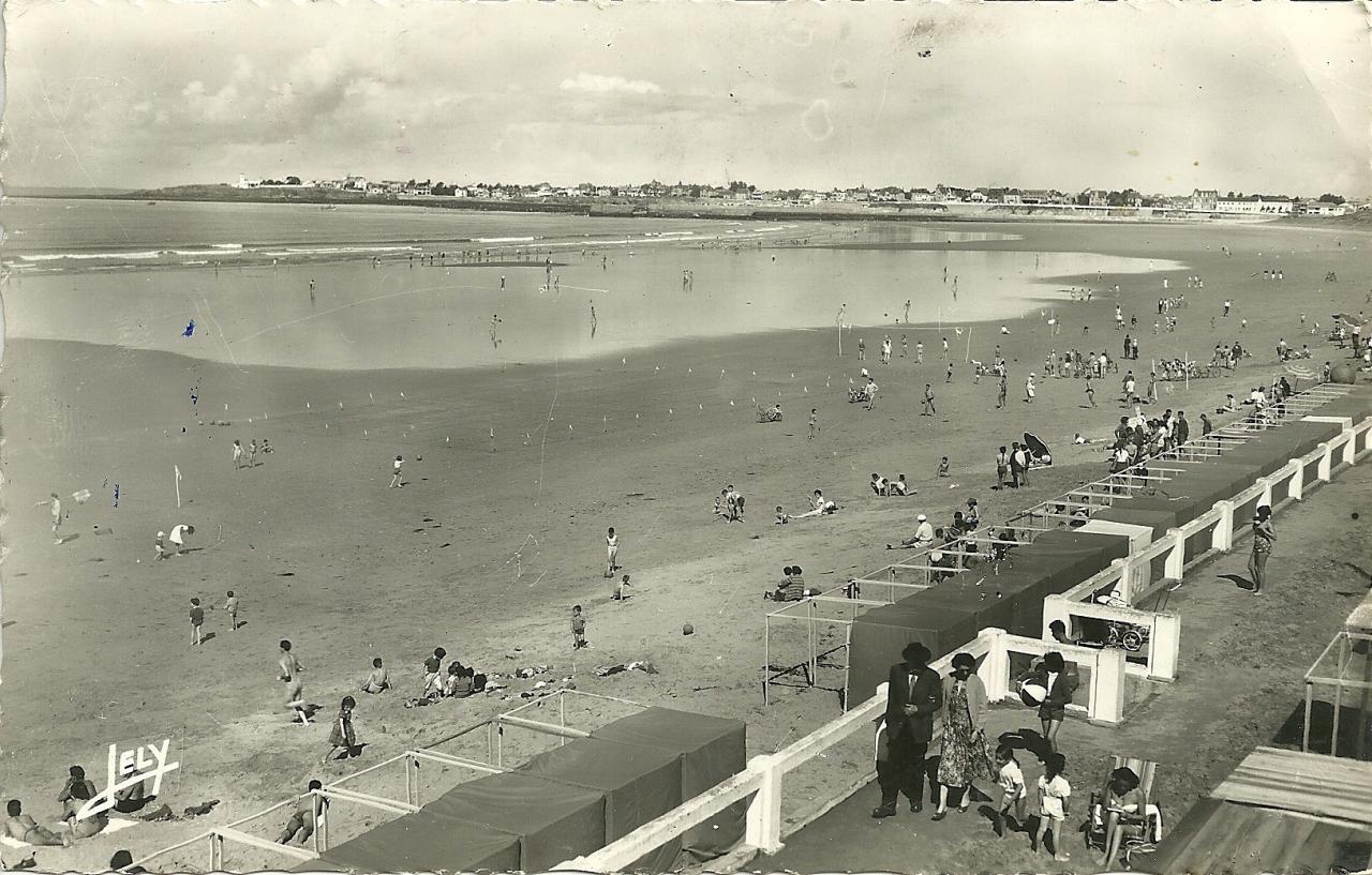 Saint-Gilles-sur-Vie, la plage à marée basse.