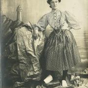 Croix-de-Vie, costume et faux décor, Mme Moreau rosela.