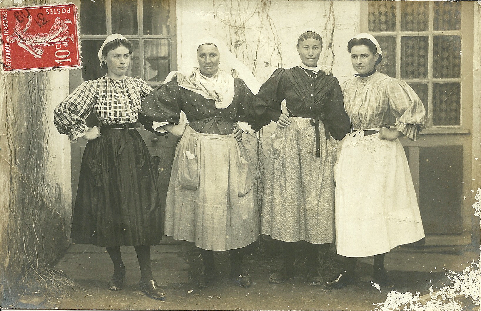 Croix-de-Vie, femmes en costume.