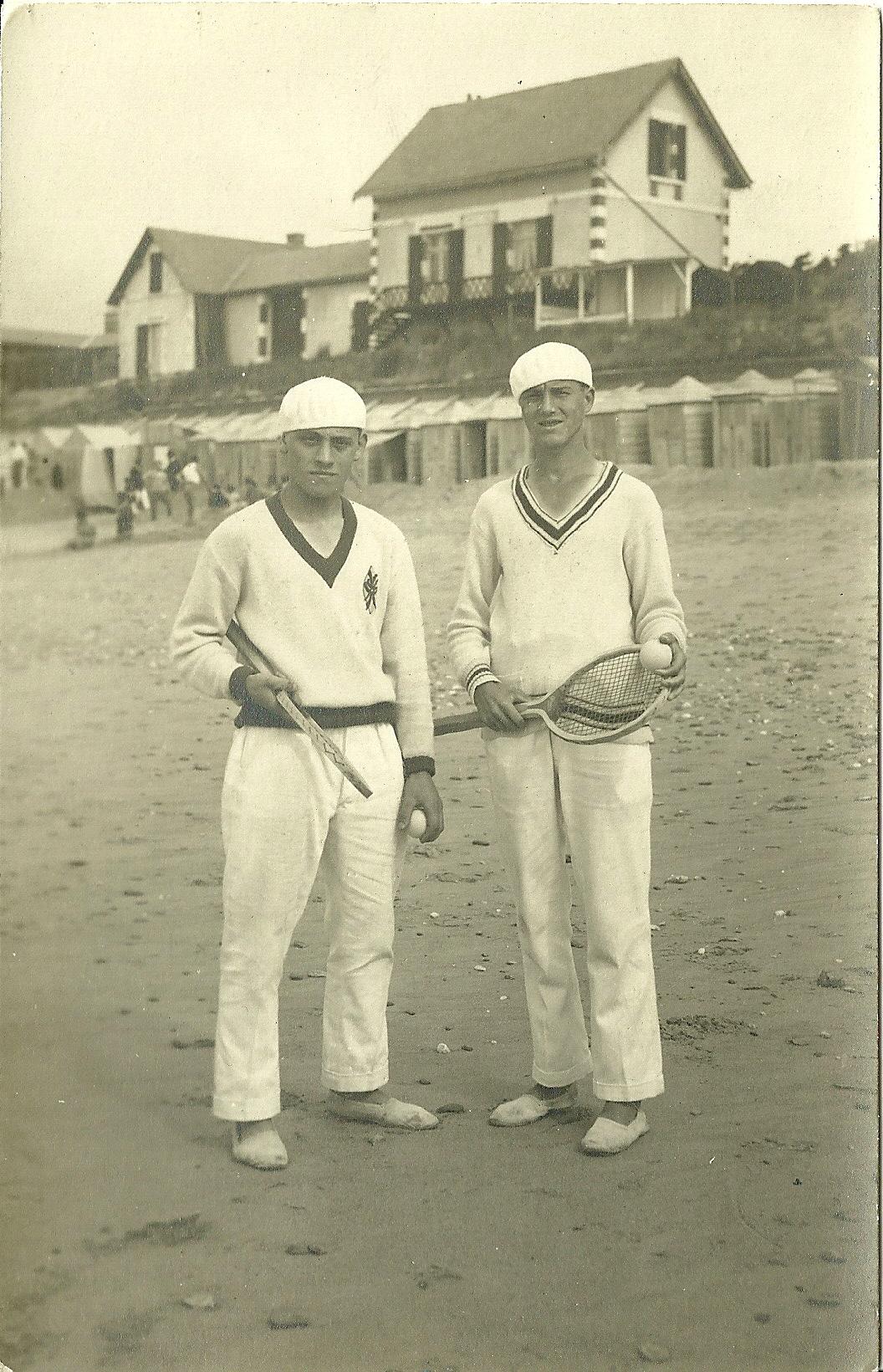 Saint-Gilles-sur-Vie, deux tennismans sur la plage.