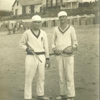 Saint-Gilles-sur-Vie, deux tennismans sur la plage.