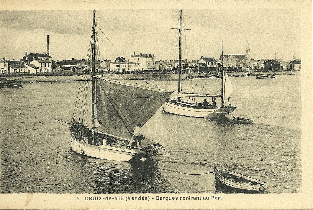 Croix-de-Vie, barques rentrant au port.