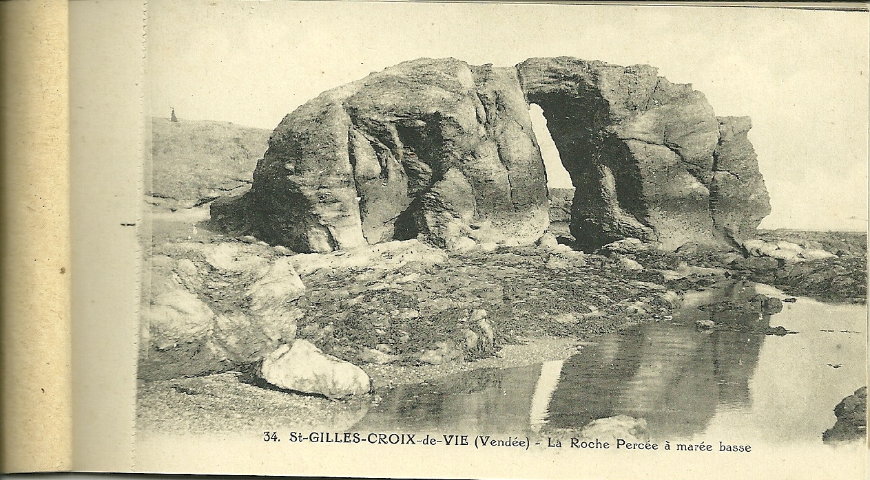 St-Gilles-Croix-de-Vie, la roche percée à marée basse.