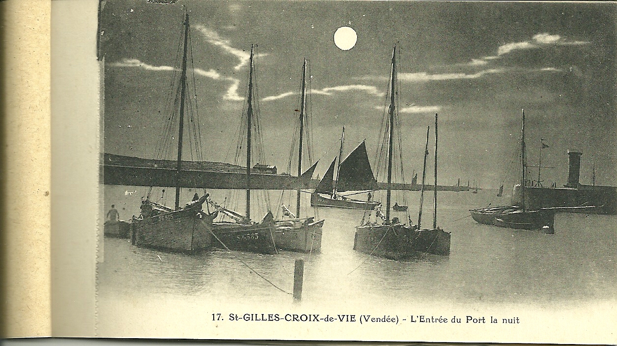St-Gilles-Croix-de-Vie, l'entrée du port la nuit.