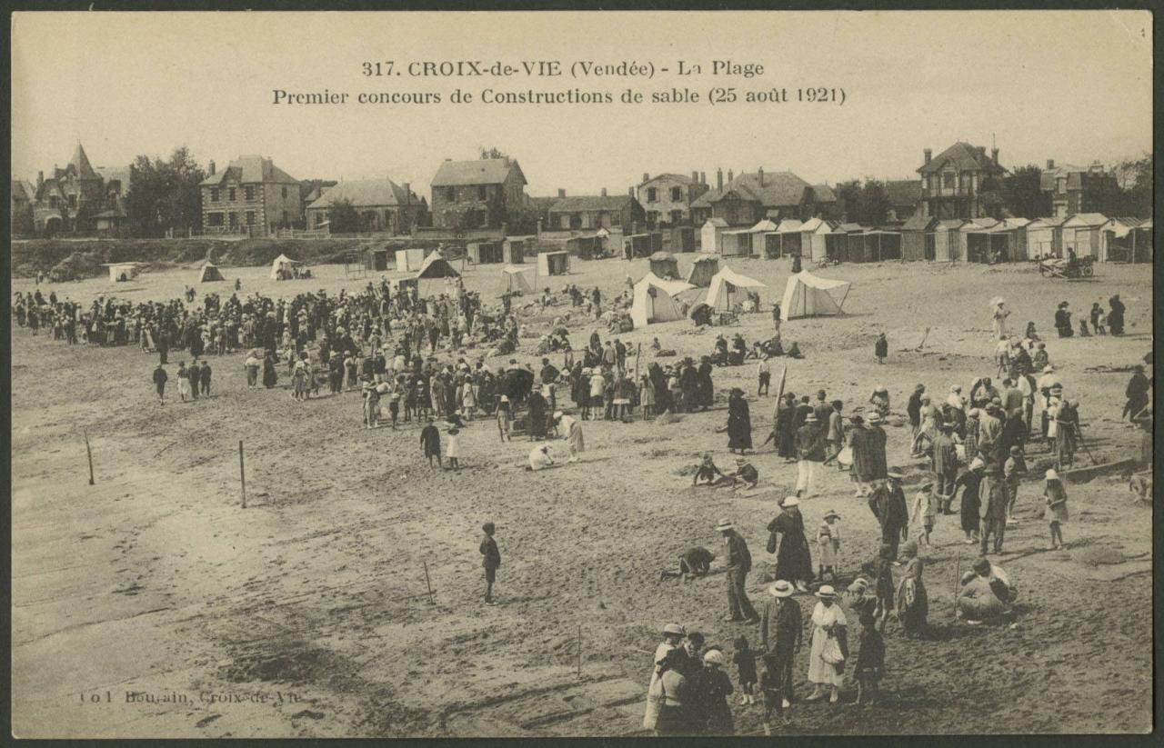 Croix-de-Vie, la plage, construction de sable en 1921.