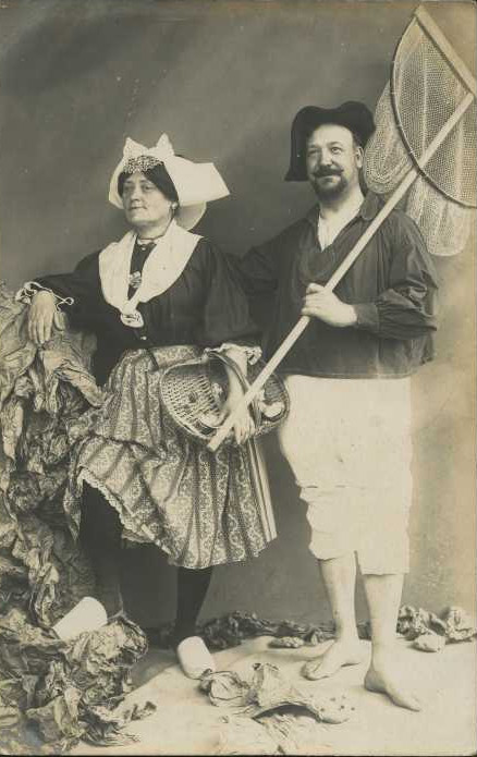 Croix-de-Vie, couple avec le costume local.