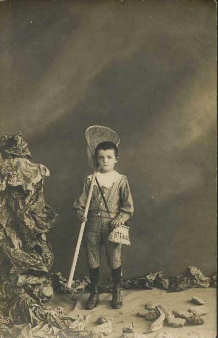 Croix-de-Vie, enfant qui pose devant l'objectif de Mme Boutain.
