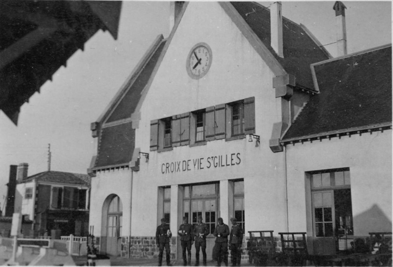 Saint-gilles-sur-Vie, les allemands devant la gare.