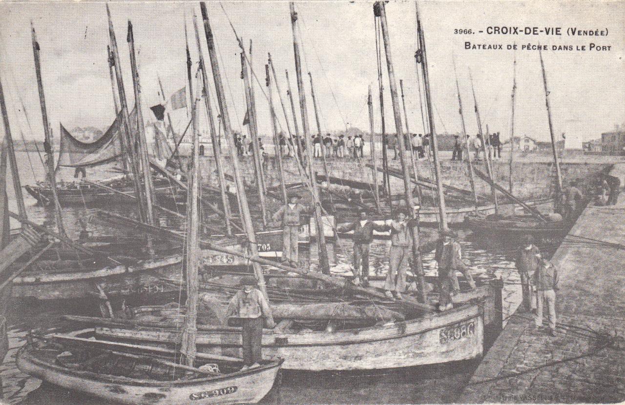 Croix-de-Vie, bateaux de pêche dans le port.