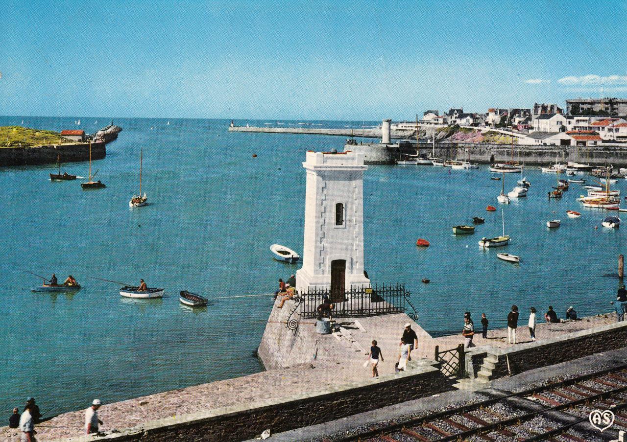St-Gilles-Croix-de-Vie, le phare et l'entrée du port.