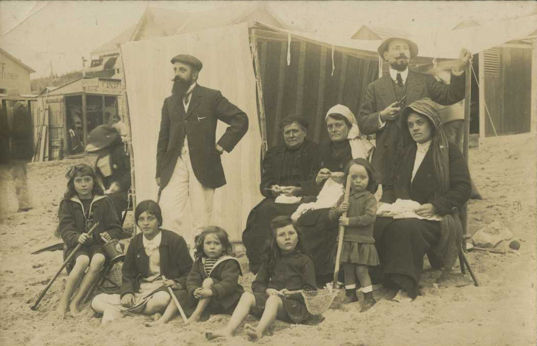 Saint-Gilles-sur-Vie, une famille à la plage.