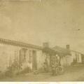 St-Gilles-sur-Vie, famille vendéenne devant leur maison.
