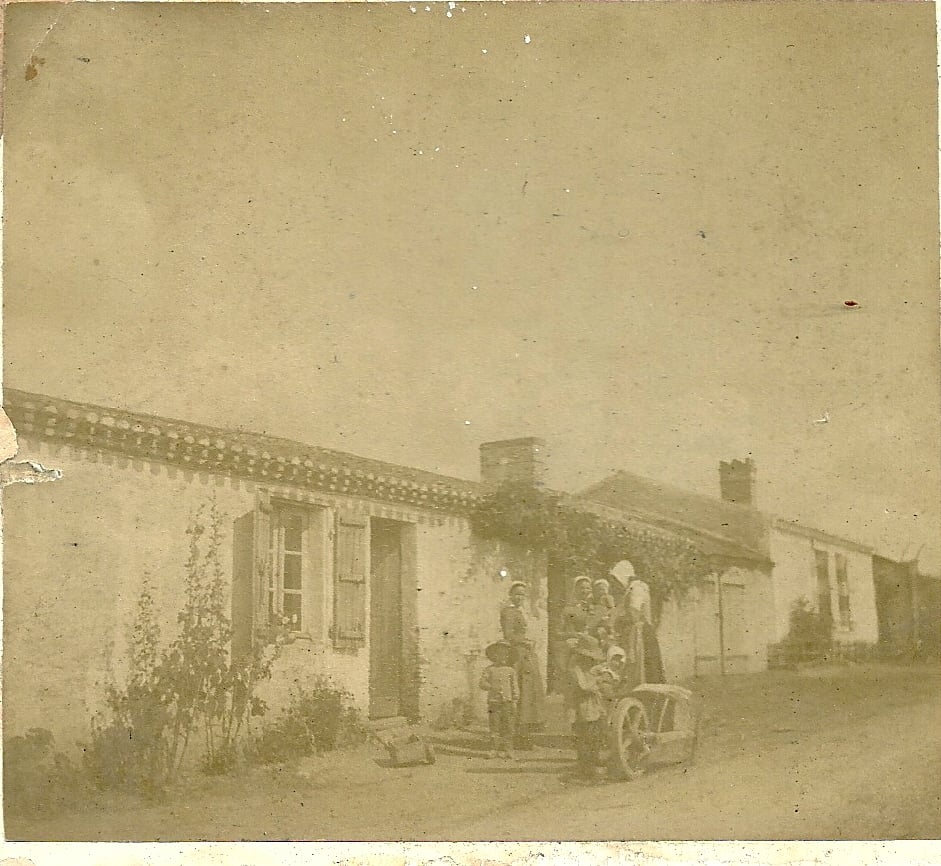 vendéens devant leur maison